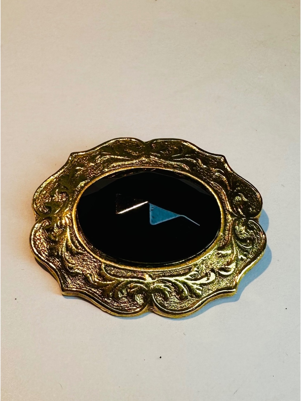 Vintage Told-tone Filigree Brooch Central Oval Black Faux Onyx